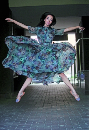 Катерина КУХАР 34 роки, прима-балерина Національної опери Народилася 18 січня 1982 року в Києві. Мати – викладачка гри на фортепіано, батько працює ювеліром. 1999-го екстерном із відзнакою закінчила столичне хореографічне училище, тоді ж стала примою Національної опери імені Тараса Шевченка. Заслужена артистка України. Цьогоріч першою з іноземних танцівників була запрошена в Паризьку балетну консерваторію до складу журі на державний іспит. Заміжня за своїм танцювальним партнером, прем’єром Національної опери Олександром Стояновим. Разом танцюють на кращих балетних сценах світу, від Парижа до Шанхая. Їхній дует лондонський балетний критик Меггі Фойєр називає найкрасивішою танцювальною парою Європи. Виховують двох дітей – сина 7-річного Тимура й доньку Анастасію, 1,5 року. ”Донька точно піде в балет, – каже Катерина. – Має неймовірні дані: лежить у шпагаті, стопочки тягне, чує музику й одразу танцює”. Любить подорожувати й куховарити