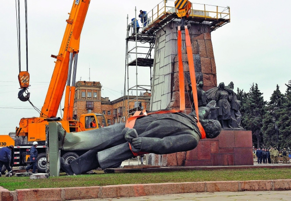 Найбільший в Україні пам’ятник Леніну демонтували 17 березня 2016 року у Запоріжжі. Повалення монументів радянських вождів стало ключовою темою у більшості текстів учасників конкурсу ”Новела по-українськи”