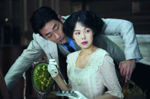 Корейський актор 38-річний Ха Джон у фільмі ”Служниця” грає роль шахрая, який зваблює молоду аристократку. Її зіграла 34-річна Кім Мін-Хі