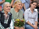 Сестра Василя Стуса Марія (посередині) разом з його племінницею (справа)