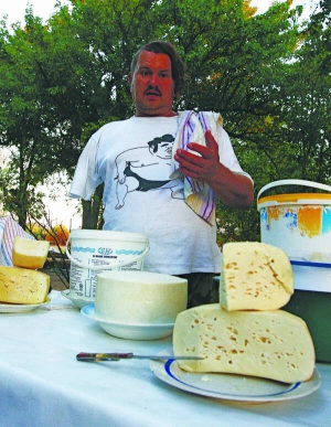 Олександр Кононов готує в себе на подвір’ї сир із козиного молока. На Житомирщину переїхав із Сіверськодонецька Луганської області