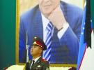 Солдат почесної варти стоїть біля портрета покійного президента Узбекистану Іслама Карімова