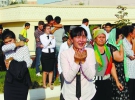 Люди плачуть біля дороги, якою тіло президента Узбекистану Іслама Карімова повезли в аеропорт Ташкента 3 вересня