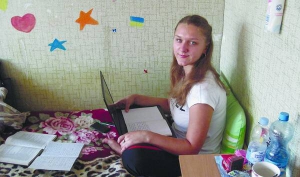 18-річна Дарина Мельник з Немирова Вінницької області працює за ноутбуком у гуртожитку Львівського національного університету імені Франка. Живе в кімнаті з трьома сусідками