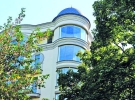 Квартира народного депутата Сергія Лещенка розташована в центрі столиці на вулиці Франка, 11. Її площа — 192 ”квадрати”. Помешкання недобудоване. Коштує 1500 доларів за ”квадрат”