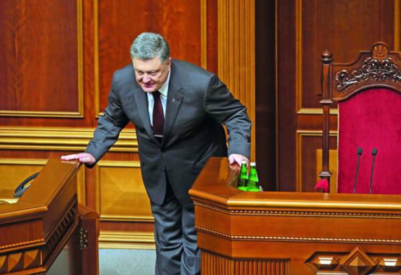 Президент Петро Порошенко йде від трибуни Верховної Ради під оплески депутатів 6 вересня. Виступав із щорічним посланням до народних обранців