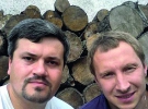 Сергій Довгопол і Андрій Лелюк (праворуч) торік почали продавати шліфовані дрова для мангалів, камінів
