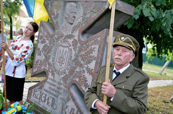Почетный караул на могиле главнокомандующего УПА Василия Кука