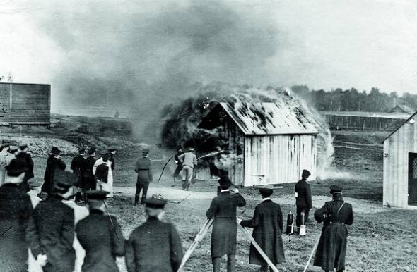 22 вересня 1909 року члени Імператорського пожежного товариства у Санкт-Петербурзі випробовують вогнегасники нової конструкції