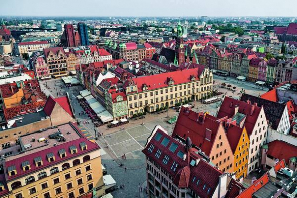 Ринкова площа у Вроцлаві завдовжки 213 метрів і завширшки 178. На ній розташовані 60 будівель. З площі беруть початок 11 вулиць