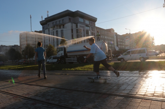 Поливкa газонов возле новой трамвайной линии на Сыхове, Львов, микрорайон Сихов, 14 сентября 2016