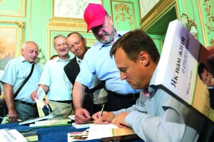 Голова Аграрної партії Віталій Скоцик підписує книжку ”Як нам жити в епоху змін”. Презентував її у львівському Палаці Потоцьких під час 23-го Форуму видавців