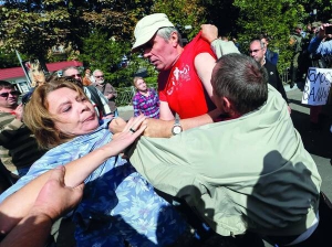 Сутичка під російським посольством у Києві. 18 вересня відбувся пікет проти проведення виборів до російської Держдуми. Україна вважає їх незаконними, бо голосування проводили на території анексованого РФ Криму