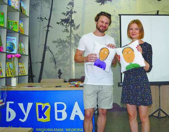 Кияни Володимир Журавкін та Ірина Пігаль два роки тому відкрили майстерню з пошиття іграшок за малюнками дітей. Бізнес починали з тисячі гривень