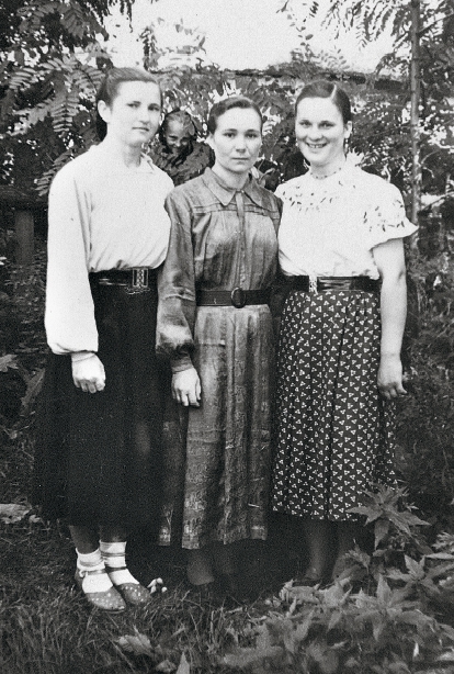 Зліва направо стоять Антоніна, Ольга і Марія – подруги і односельчанки Ганни Зеленої. 1956 рік, село Скулин Ковельського району на Волині