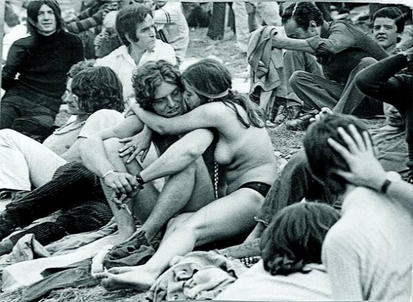 Близько 10 тисяч людей зібралися 25–26 вересня 1971 року в комуні Баллабіо на півночі Італії на музичний фестиваль ”Голий король”. Сцену облаштували на галявині серед лісу. Частина ночували в наметах, а більшість – просто неба на траві. Цей фестиваль вважають останнім масовим дійством італійських хіпі
