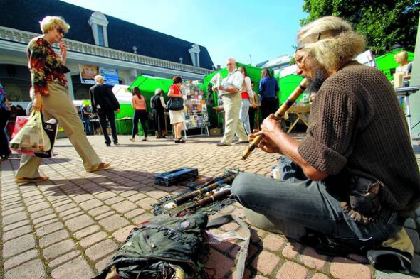 Вуличний музикант грає на сопілці при вході на Форум видавців у Львові 15 вересня. Перехожі дають йому по п’ять–десять гривень. Сопілкар каже, що весь заробіток витратить на книжки