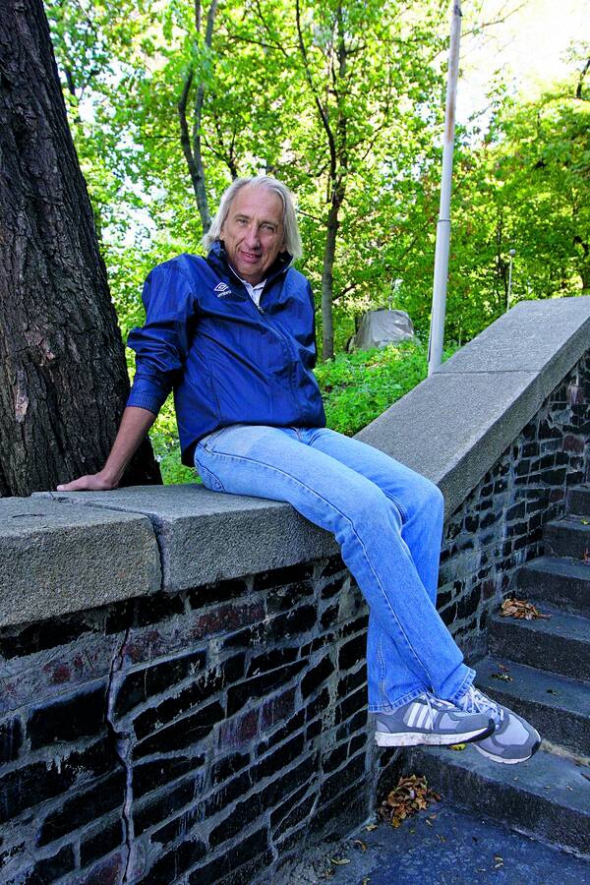 Микола НЕСЕНЮК, 58 років, журналіст. Народився 25 грудня 1957-го в місті Дубровиця Рівненської області. Закінчив Рівненський педагогічний інститут. У 6 років почав уболівати за київське ”Динамо”. Найкращим футболістом усіх часів вважає Олега Блохіна. Працював у газетах ”День”, ”Всеукраинские ведомости”. Регулярно пише колонки для ”Спорт-Експресу” та ”Газети по-українськи”. У київському ”Динамо” очолює департамент з роботи із засобами масової інформації. Намагається бути на стадіоні під час кожного матчу збірної України з футболу – домашнього та виїзного. Але на Євро-2016 спостерігав наживо тільки за стартовим поєдинком команди Фоменка – проти Німеччини. Два наступні бачив по ТБ, бо проводив у Рівному дитячий турнір. Запрошує на нього ”динамівських зірок” – Олександра Шовковського, Сергія Реброва, Вадима Євтушенка. Вірить, що колись збірна України стане чемпіоном світу. Одружений, має двох синів