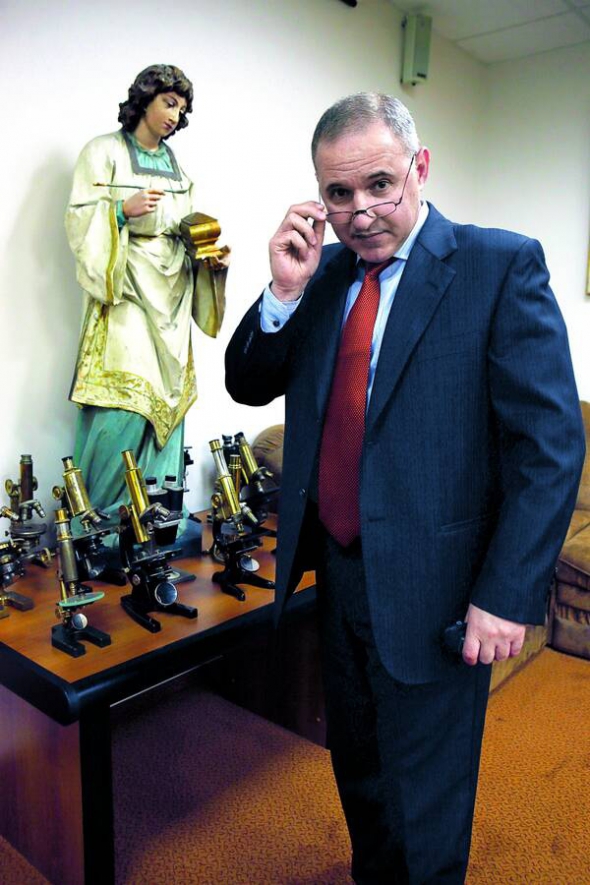 Борис ТОДУРОВ. Народився 2 січня 1965 року в Києві. Батьки – греки родом із села Ялта на березі Азовського моря. 1958-го перебралися до столиці. Батько працював будівельником, мати – лікарем. 1974-го виїхали в Сибір на будівництво Байкало-Амурської магістралі. Під час навчання в Ужгородському національному університеті працював медбратом. Уперше оперував 22-річним. На тепер зробив понад дев'ять тисяч операцій. 13 років оперував вроджені вади серця в дитячому відділенні Національного інституту серцево-судинної хірургії імені Миколи Амосова. Першим в Україні 2001-го пересадив серце.  ”Зателефонував Микола Амосов. Сказав: ”Ти захистив честь українських хірургів”. Того ж року вперше в країні оперував дитину з вадою серця через прокол у грудині. Із 2000-го по 2007-й зробив чотири пересадки серця, три – успішні. Захистив докторську з хірургічного лікування тромбоемболії (закупорки. – Країна)  легеневої артерії. З 2008-го очолює створений ним Інститут серця. Щодня виконує в середньому п'ять операцій. Береться за найскладніші. Регулярно виїздить за кордон рятувати дітей із вродженими вадами серця. Оперував у Єгипті, Іраку, Косові, Азербайджані, Молдові, Грузії. Їздить по Україні – безкоштовно обстежує кардіологічних хворих. З початком війни на Донбасі оперує важкохворих і поранених на прифронтових територіях, доставляє допомогу. 12 липня разом із німецькими лікарями вперше в Україні імплантував механічне серце 41-річному харків'янину. За два тижні той вийшов на прогулянку.  ”Німецька фірма-виробник дала штучне серце під моє чесне слово. Ще треба зібрати майже 3 мільйони гривень”. Автор понад 200 наукових праць і багатьох винаходів. Має колекцію раритетних мікроскопів. У вільний час рибалить, читає книжки і фотографує.  Одружений, має сина, доньку та двох онуків. Донька Наталя – кардіолог. Син Михайло навчається в Національному медуніверситеті імені Олександра Богомольця