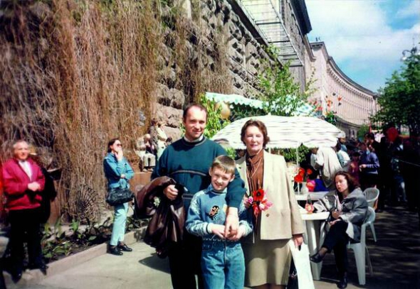 Георгій Тука з матір’ю Елеонорою Павлівною та сином від першого шлюбу Павлом на столичному Хрещатику 9 травня 1995 року