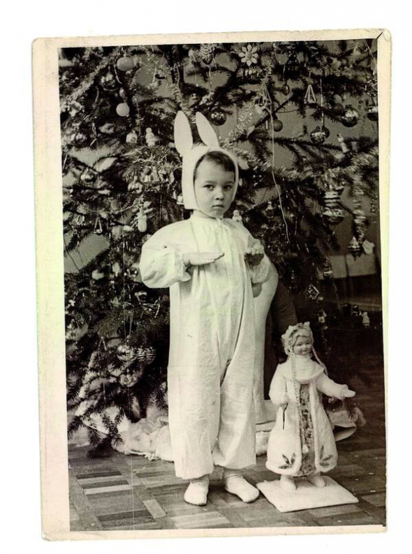 Георгій Тука ходив у дитсадок на столичній вулиці Анрі Барбюса, 5. На фото 1966 року грає Зайчика у новорічній виставі
