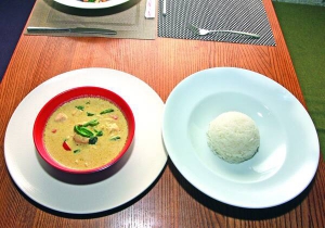 До карі жасминовий рис подають на окремій тарілці. Він гасить пекучість страви. Їдять ложку супу, а потім — ложку рису