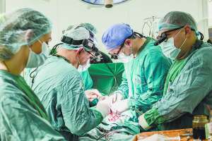 Українські та швейцарські хірурги роблять операцію 7-річному Михайлові Курилу в столичному Інституті серця