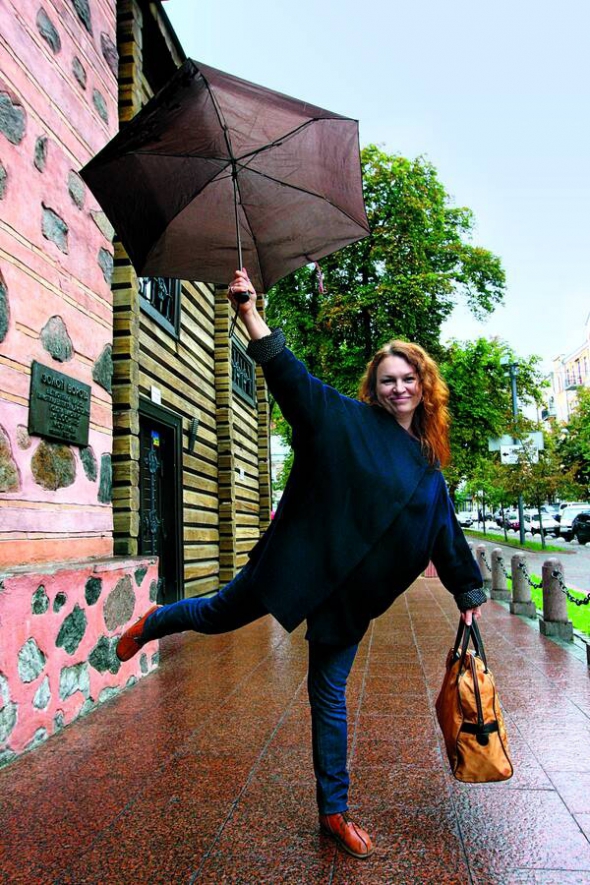 Тетяна СТУС, 39 років, письменниця. Народилась у селі Можняківка Новопсковського району на Луганщині. Зараз на цій території тривають бойові дії. Із вiдзнакою закiнчила факультет української фiлологiї Луганського педунiверситету. З 2001-го живе в Києві. Вивчала історію української дитячої літератури в Інституті літератури імені Тараса Шевченка НАН України. Керує проектом ”BaraBooka. Простір української дитячої книги”. Створює програми з літературної освіти для дітей і підлітків. Працювала вчителькою, прибиральницею, коректором, журналістом, книжковим оглядачем, редактором. Її енциклопедія для дівчаток ”Панночка” – рекордсмен із продажів видань для дітей. Розкупили 35 тисяч примірників. Автор 10 книжок. На цьогорічному Львівському форумі видавців презентувала казкову повість ”Їжак Вільгельм”. Заміжня вдруге. Чоловік Дмитро Стус – син поета Василя Стуса – директор Національного музею Тараса Шевченка. Мають доньок 19-річну Дарину, 8-річну Ївгу та Орину, 4 роки. Захоплюється валянням із вовни. Мріє повернутися до школи вчителькою української літератури