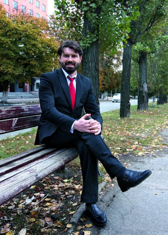Андрій НОВАК, 43 роки, економіст, голова Комітету економістів України, автор книжки ”Як підняти українську економіку”. Народився 24 січня 1973 року в Коломиї Івано-Франківської області. Закінчив технікум механічної обробки деревини. Вчився в канадській бізнес-школі University of Western Ontario business school. 2002-го захистив дисертацію кандидата економічних наук у Київському університеті імені Шевченка. У 2005–2006 роках був радником прем’єр-міністрів, проректором Європейського університету. Автор 150 наукових статей з економіки. Любить подорожувати, найбільше подобається Угорщина. Одружений. Син 19-річний Андрій навчається на економіста в Київському національному торгово-економічному університеті, доньці Ярині – 3 роки