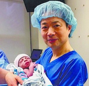 Лікар Джон Жанг із нью-йоркської клініки ”Нью Хоуп” тримає новонародженого. Той має гени двох матерів і батька. Так можна уникнути будь-яких генетичних хвороб, каже Жанг