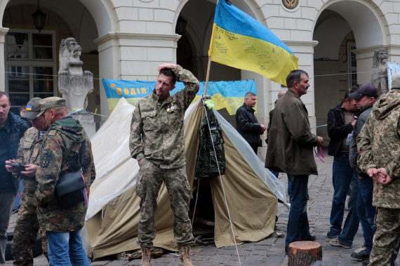 Пикет возле Львовского городского совета с требованием предоставления земельных участков участникам АТО, Львов, Площадь Рынок, 1, 29 сентября 2016