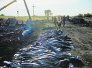 Працівники Міністерства з надзвичайних ситуацій України збирають тіла на місці катастрофи малайзійського боїнга рейсу MH17 неподалік села Грабове на Донеччині 20 липня 2014 року