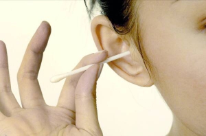 Чистити вуха ватними паличками небезпечно. Дрібні тампони можуть відвалитися і пошкодити барабанну перетинку