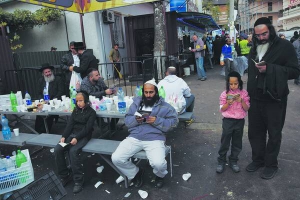 Хасиди читають традиційні молитви в центрі міста Умань на Черкащині. Щороку приїжджають відзначити юдейський Новий рік. Тут похований їхній духовний лідер рабі Нахман