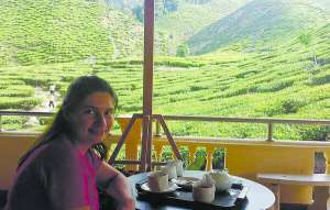 Львів’янка Уляна ­Куйдич п’є чай поблизу чайних плантацій у Малайзії. Там із подругою працювали в ­готелі