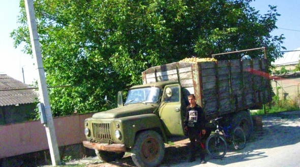 По грузинських селах вантажівки ГАЗ скуповують яблука