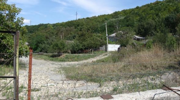 Русские на линии разграничения Грузии и Южной Осетии поставили забор с колючей проволокой. Называют "границей республики"