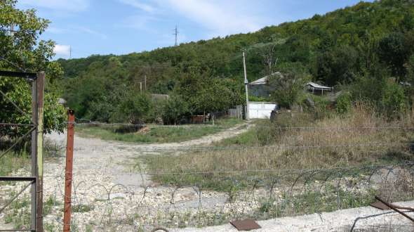 Русские на линии разграничения Грузии и Южной Осетии поставили забор с колючей проволокой. Называют "границей республики"
