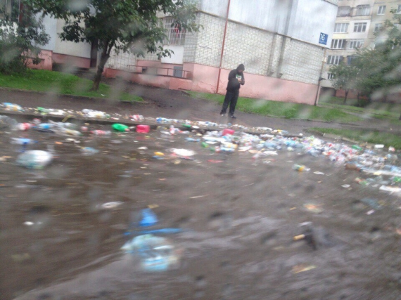 У Львові через сильний дощ невивезене з дворів сміття «попливло» вулицями  