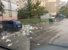 Во Львове из-за сильного дождя не вывезенный из дворов мусор «поплыл» по улицам