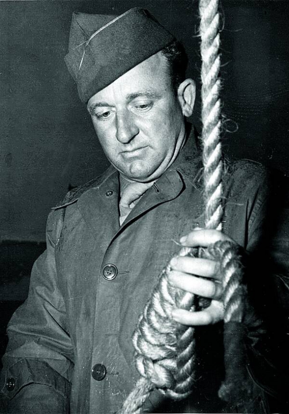 Кат Джон Вудс готується до страти керівників Третього рейху у Нюрнберзі 16 жовтня 1946 року. Колекціонери пропонували йому дві з половиною тисячі доларів за мотузку, на якій вішали нацистів. Відмовив, бо шибениці спалили одразу після страти
