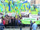 На всеукраїнський страйк аграріїв 4 жовтня у столиці зібралися кілька тисяч сільгоспвиробників. Вимагають продовжити мораторій на продаж землі, повернути систему оподаткування аграрного сектора, яка діяла до 1 січня 2015 року