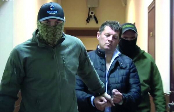 Російські силовики ведуть журналіста Романа Сущенка коридором Лефортовської тюрми в Москві. Суд арештував українця на два місяці