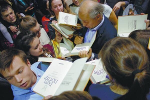 Видавець Іван Малкович роздає автографи на книжці ”Гаррі Поттер і Прокляте дитя”