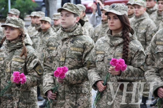 Почетный караул несли кадеты Киевского Профессионального колледжа с усиленной военной и физической подготовкой.