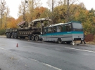 Пассажирский автобус врезался в военный тягач с танком: 11 человек пострадали