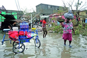 Жителі містечка Ле-Ке на острові Гаїті в Карибському морі збирають уцілілий крам і продукти 5 жовтня. Острів’яни постраждали від потужного урагану Метью. Зруйновано майже 80 відсотків будівель. Країною шириться епідемія холери