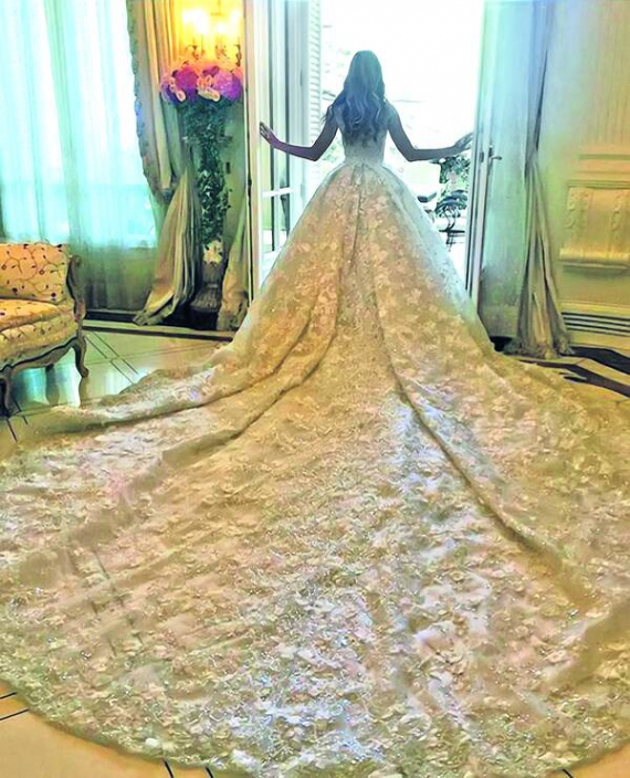 Еліна Бажаєва вдягла сукню з 10-метровим шлейфом. Він розшитий стразами й камінцями Сваровські