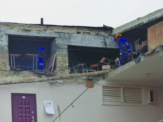 Рятувальники розбирають завали на третьому поверсі школи у місті Васильків на Київщині. Фасадна стіна закладу впала 11 жовтня. Зруйновані перекриття всіх поверхів і перехід між двома крилами будівлі