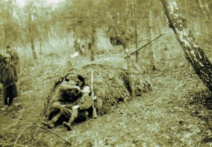 Повстанський санітар Кувай рве зуба зв’язковому Славкові Корманицькому, околиці Перемишля, весна 1947 року